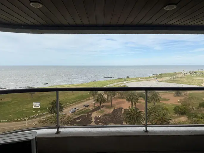 Alquiler apartamento con vista al mar 3 dormitorios, servicio. Garage. Punta Carretas