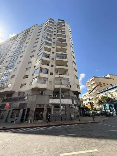 Venta apartamento 3 dormitorios y servicio completo. Muy luminoso Centro