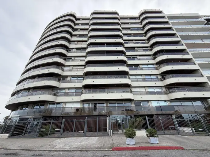 Alquiler apartamento con vista al mar 3 dormitorios, servicio. Garage. Punta Carretas
