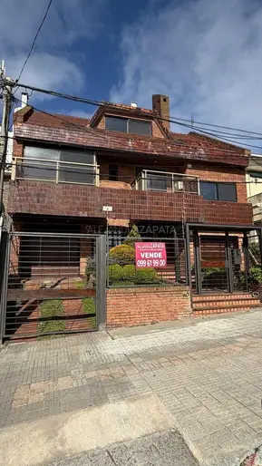 Venta casa PH de bajos con fondo y barbacoa 3 dormitorios 2 baños garage para 2 autos Malvin.