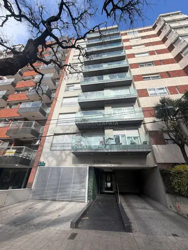 Alquiler amplio monoambiente Pocitos Nuevo IMPECABLE