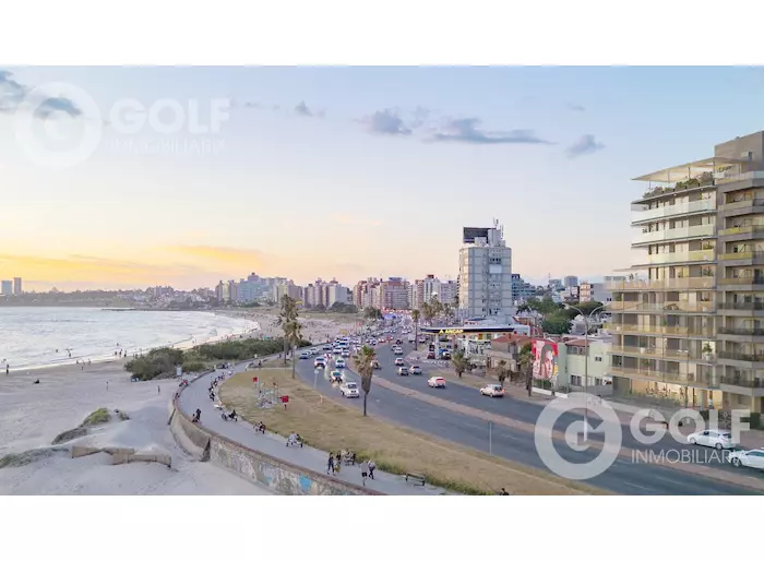 Venta de apartamento de 2 dormitorios con terraza en rambla de Malvín
