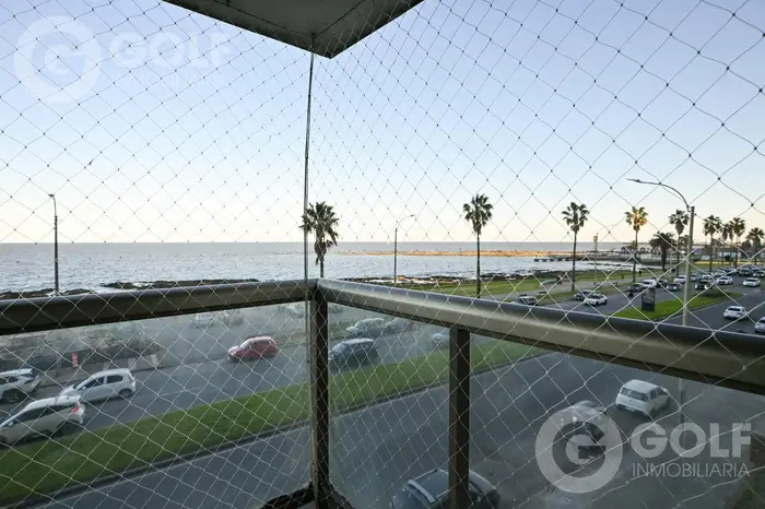 Alquiler de apartamento 2 dormitorios con muebles y cochera en Punta Carretas, sobre rambla