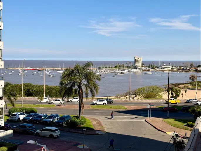 Venta apartamento 4 dormitorios, estar, terraza con parrillero, 2 garajes, vista Puerto del Buceo