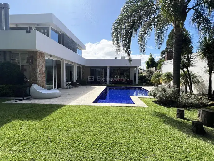 Exclusiva Casa en Venta en Punta Gorda 5 Dormitorios Diseño Inteligente con Enfoque en Confort y Seg