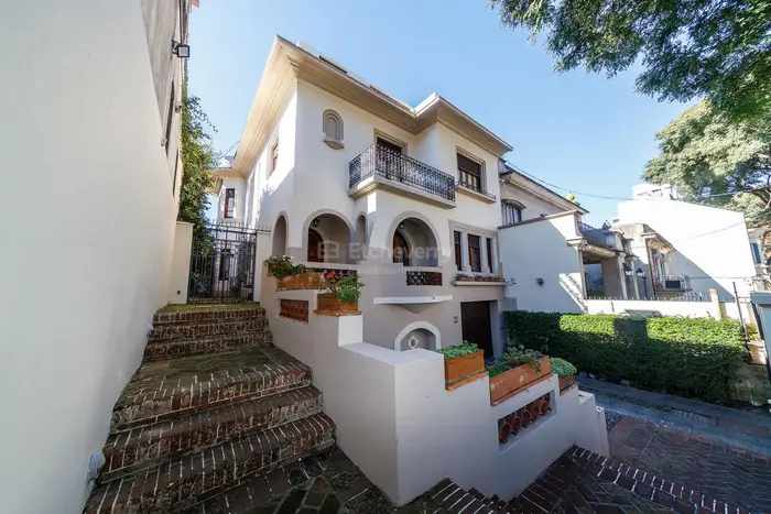 Venta casa de estilo 6 dormitorios, jardín y piscina en Pocitos