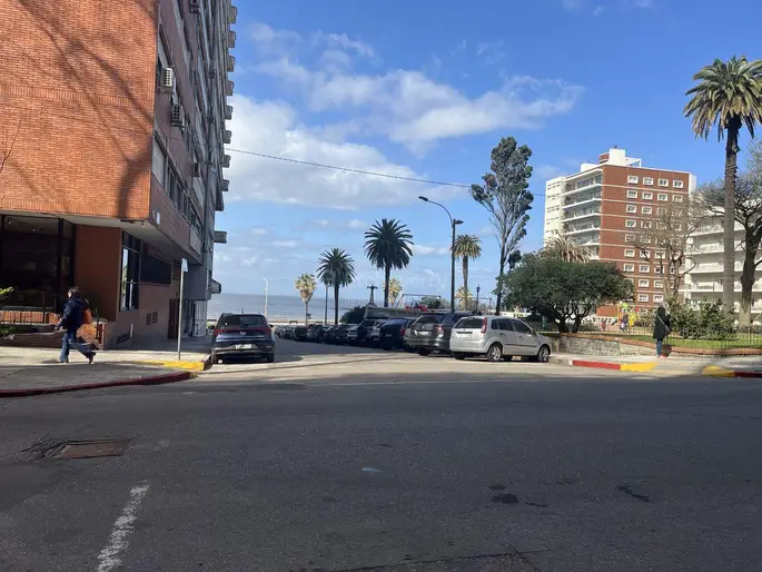 Pocitos 1 dormitorio amueblado alquiler con muebles  frente a Plaza Gomensoro