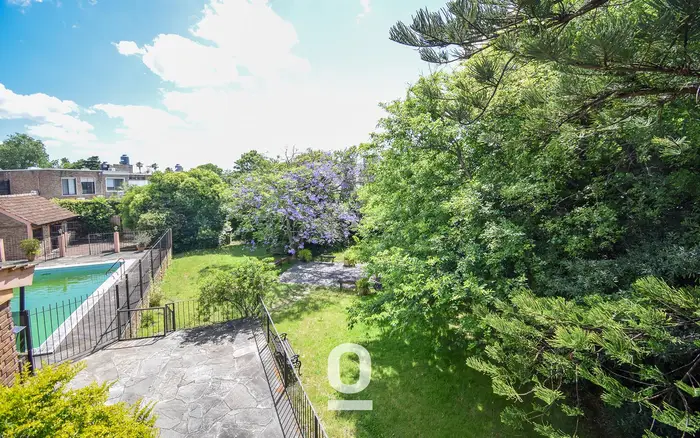 Casa con Gran Terreno en Carrasco Sur, oportunidad empresa o desarrollo.