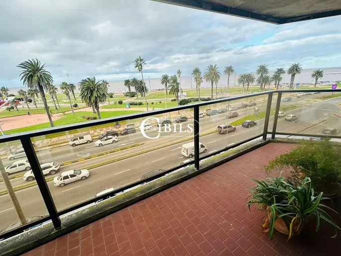 Venta Apartamento de 3 dormitorios en Pocitos, frente a Plaza Trouville