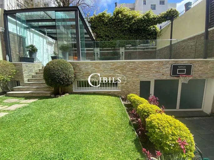 Venta Casa de 4 dormitorios en Pocitos, con jardín, piscina y parrillero