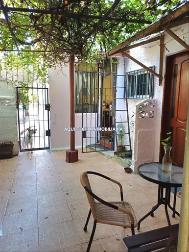 CASA EN CAPURRO, DOS DORMITORIO MAS APARTAMENTO, ACEPTA BANCO.