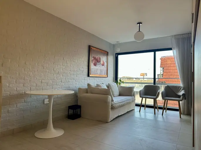 Portal americas. CON MUEBLES. Todo reciclado. Gran capacidad de guardado.