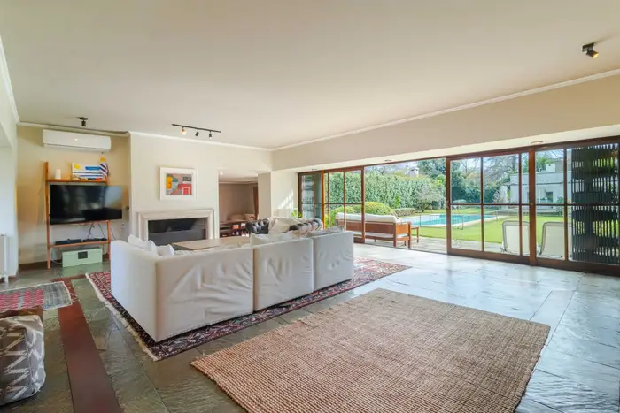 Centrica en Carrasco Sur. Ideal embajada, Vivienda u oficina