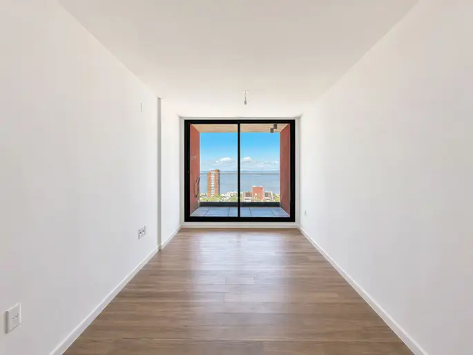SNYC. Piso 9. Vista al mar. Terraza. 2 dorms, 1 baño. Garage