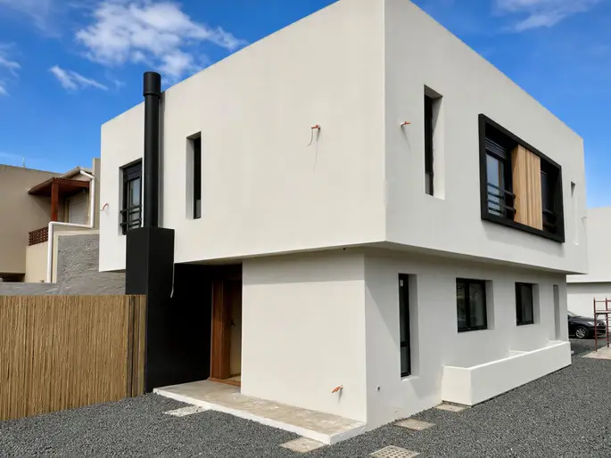 Muy linda casa en complejo cerrado. Próximo a la rambla.