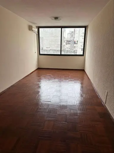 Monoambiente muy céntrico, frente a Plaza Fabini, todos los servicios a la mano, en excelentes conidiciones, vigilancia virtual y portería