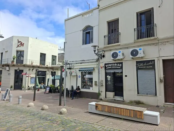 Local comercial, apto para gastronomía u otros usos. Washington casi Pérez Castellanos.