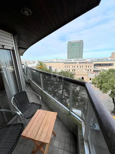 Apartamento amueblado con vista despejada frente a Punta Carretas Shopping