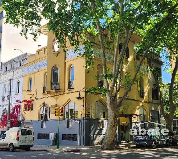 Venta propiedad corporativa - 423m2 sobre Av. Rivera próximo a Bv. Artigas