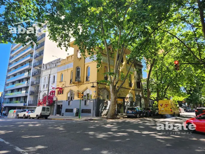 Venta propiedad corporativa - 423m2 sobre Av. Rivera próximo a Bv. Artigas