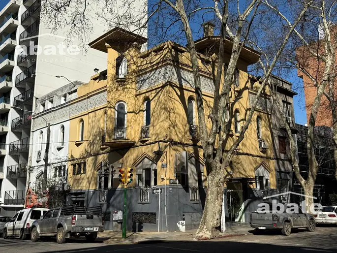 Venta propiedad corporativa - 423m2 sobre Av. Rivera próximo a Bv. Artigas