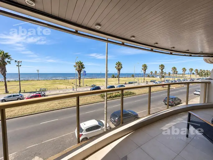 Venta apartamento 4 dormitorios y serv. Sobre Rbla. Punta Carretas con garaje - vista al mar