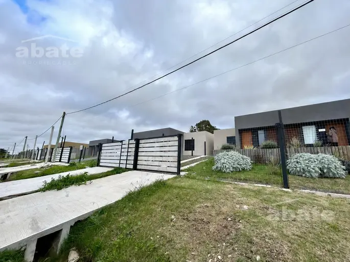 Venta casa de 3 dormitorios, dos baños a estrenar en Lagomar