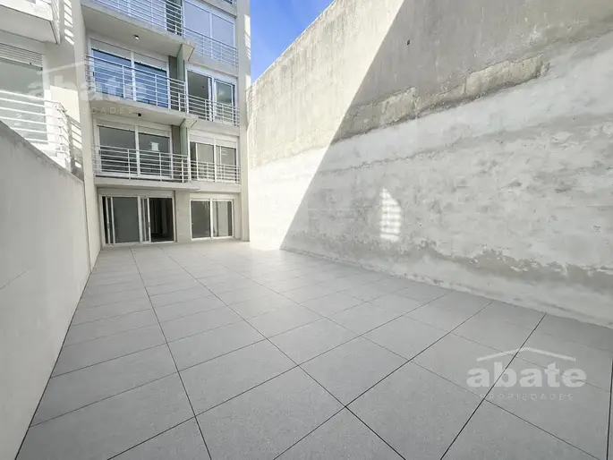 Alquiler apartamento 1 dormitorio con patio a estrenar