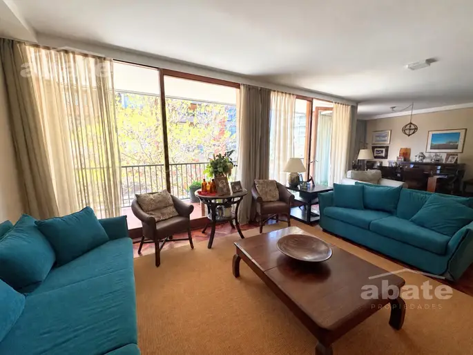 Apartamento en Punta Carretas de 3 dormitorios, garage y servicio