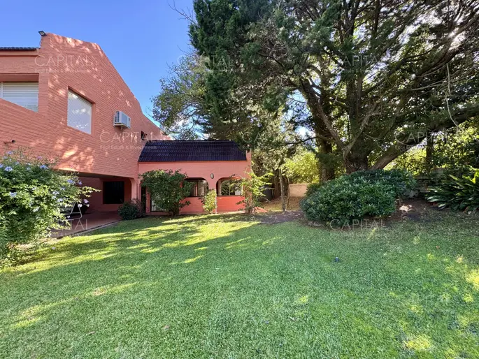 Casa en Venta de Cinco  Dormitorios en Playa MAnsa