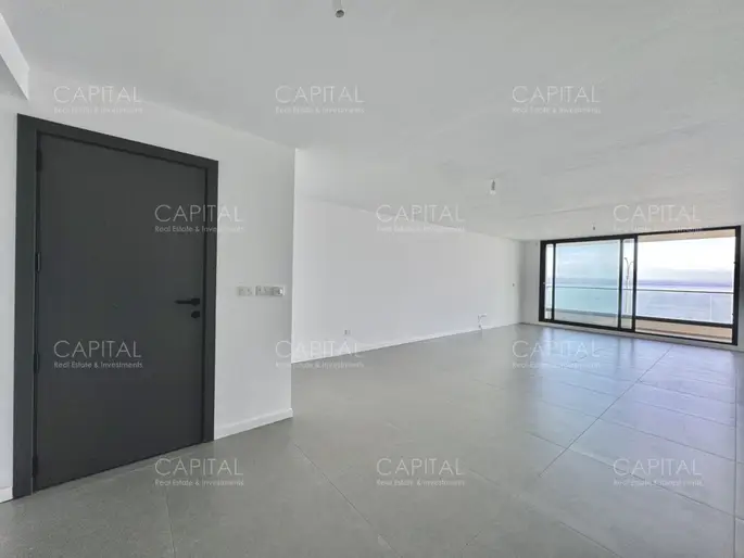 Apartamento semi piso de tres dormitorios frente al mar en playa mansa en venta