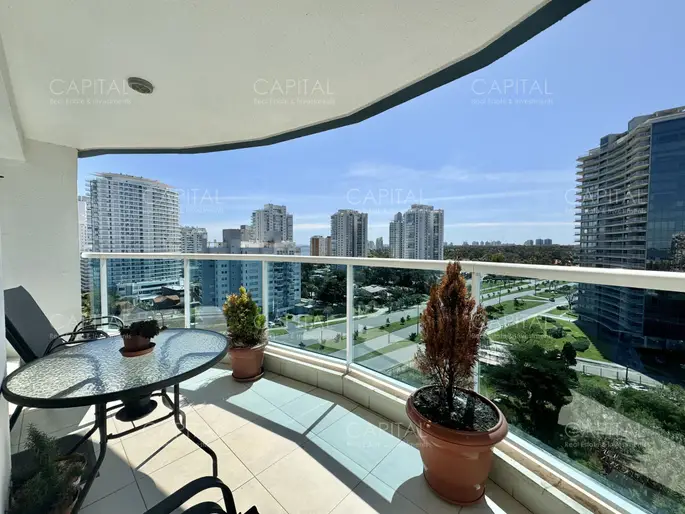 Casino Tower de dos dormitorios en venta, Punta del Este.