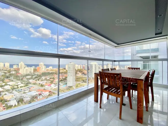 Penthouse Duplex de tres dormitorios en venta, Punta del Este