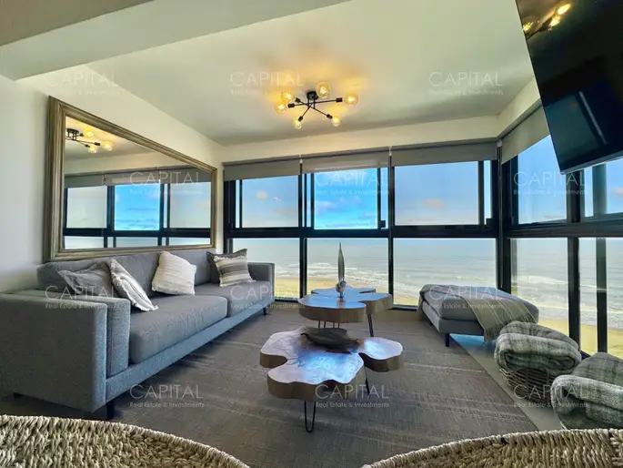 Apartamento en venta en Playa Brava frente al mar.