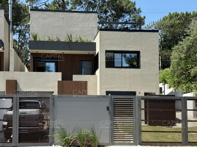 Casa de 4 dormitorios en venta, Zona Colegios, Punta del Este.