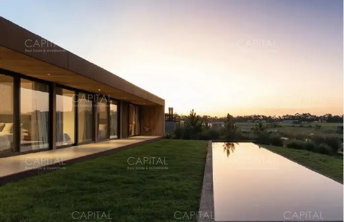 Casa de 4 suites y servicio en Barrio Privado - La Barra