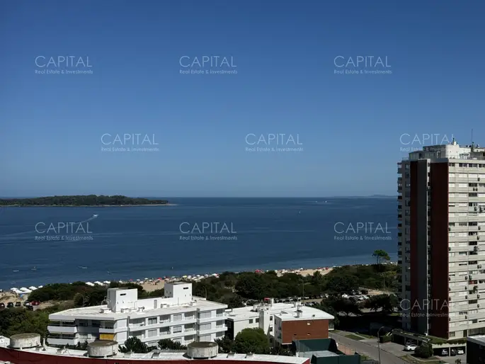 Apartamento de dos dormitorios con parrillero propio en alquiler, Playa Mansa, Punta del Este.