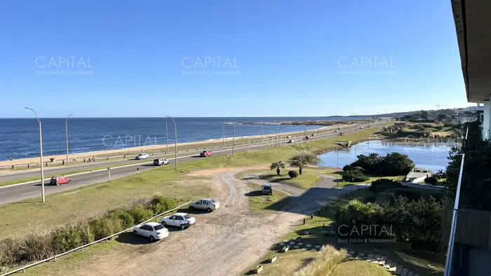 Apartamento en venta de 3 dormitorios en Playa Mansa frente al mar