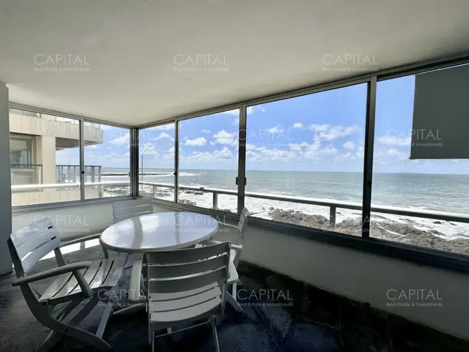 Apartamento de tres dormitorios con vista al mar en venta, Punta del Este.