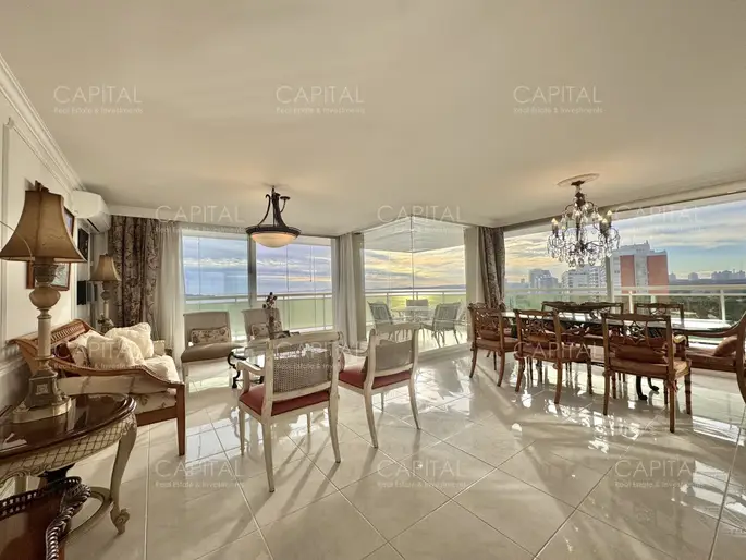 Coral Tower esquinero de tres dormitorios y servicio piso alto en venta