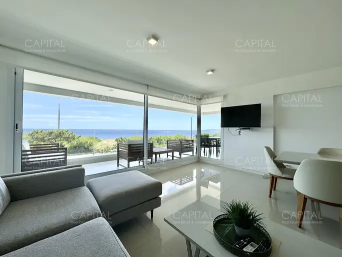 Apartamento de tres domritorios en venta en primera linea de Playa Mansa Punta del Este