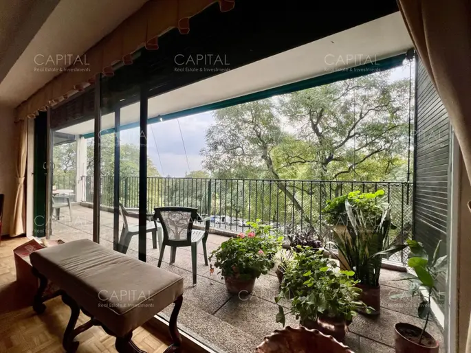 Apartamento de tres dormitorios y dependencia en venta, Frente al Golf, Punta Carretas, Montevideo.