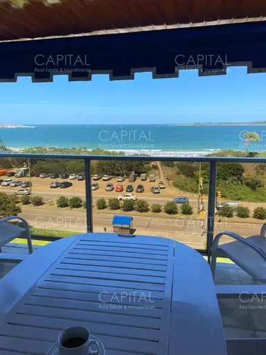 Departamento frente a Playa Mansa en Torre clásica