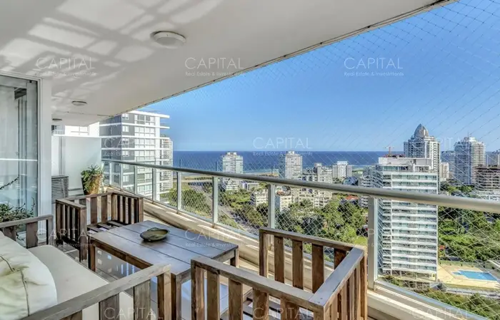 Apartamento en torre one de tres y servicio en venta