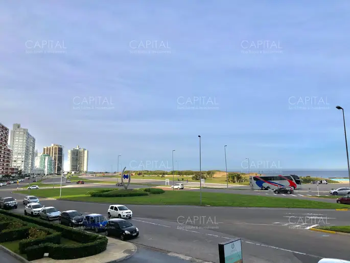 Apartamento de tres dormitorios con vista al mar.
