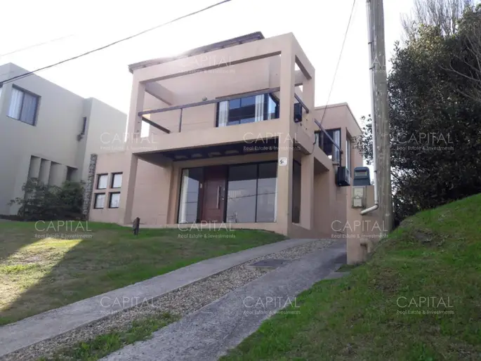 Casa con buena ubicación a pasos de la Playa Montoya