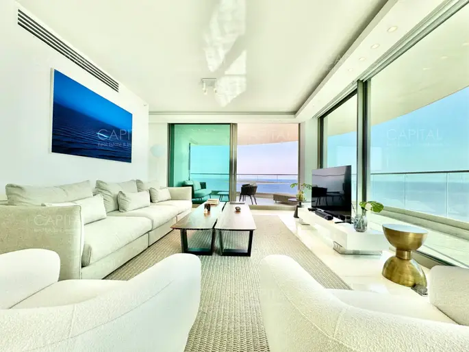 Apartamento esquinero en Fendi, Playa Mansa, Punta del este