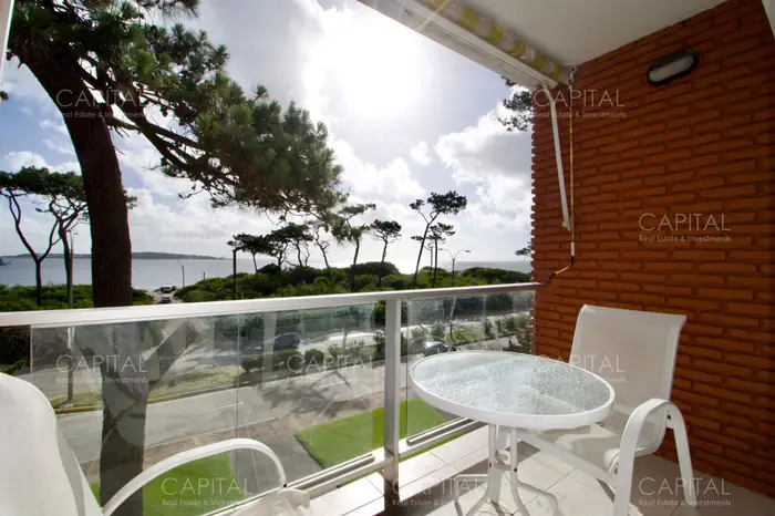 Apartamento de dos dormitorios con vista al mar en Playa Mansa