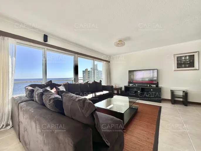 Lincoln Center Apartamento de tres dormitorios y dependencia con vista al mar en Playa Mansa, Punta del Este.