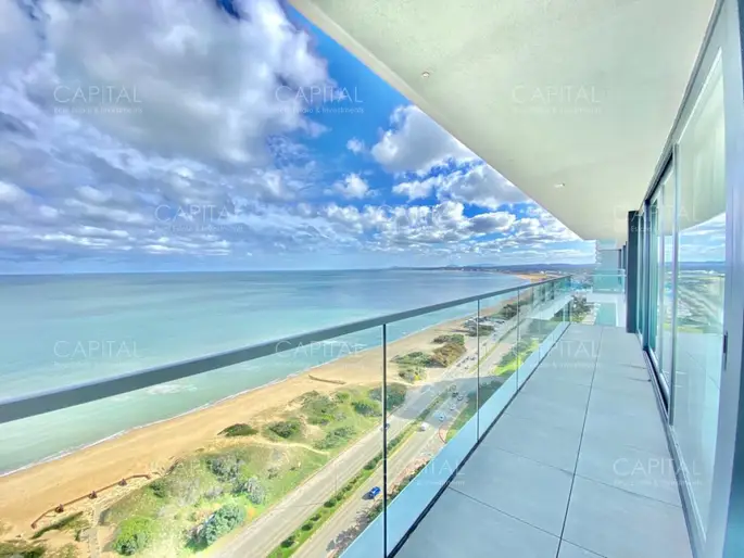 Venetian Punta Del Este Apartamento frente al mar de tres dormitorios mas dependencia en Venta